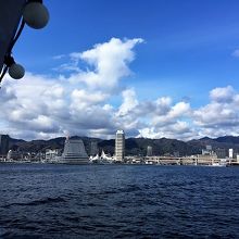 船から見た神戸市内の景色。