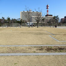 「御廊下橋」正面の「中央公園」には「御座所」の間取りが復元