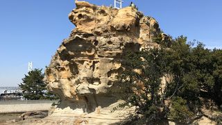 周りの浅瀬の海と島の岩肌が美しい淡路島のパワースポット！