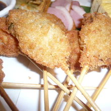 最初の料理として出された、串焼きです。暖かくて、美味しいです