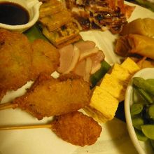 いろんな組み合わせの料理です。量は、それほど多くはありません