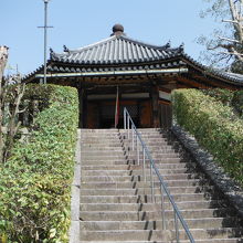 法隆寺 西円堂(階段下より)