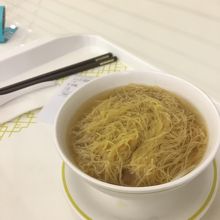 ワンタンは麺の下に埋まっている