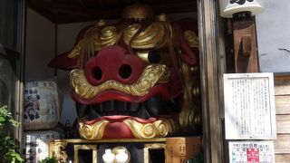 大きな二体の獅子