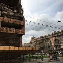 隣に見えているのは財務省宮殿です。だから一等地に残されている