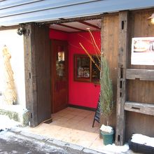 入口は横から赤いドア？