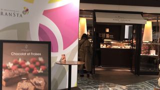 銀の鈴の奥にあります