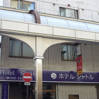 駕町通りに屋根があるので、雨に濡れずに市電通りまで行けます。