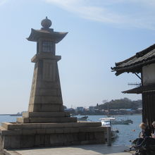 瀬戸内海に面する常夜燈