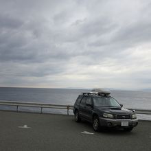 夏は海水浴で賑わうので駐車場は大き目