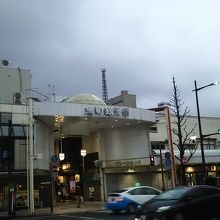 アーケードの門