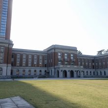 現在の本庁舎のすぐ隣り