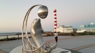 イルカのモニュメントが迎える岬の公園