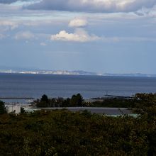 対岸の森から望見できる室蘭・絵鞆半島