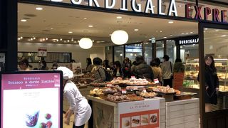 いつも賑わう店舗