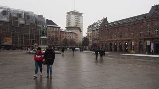 クレべ-ル将軍の銅像がある