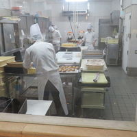 ロビー階の一角でホテル全体で使うパンを焼いている