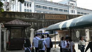 歴史建造物が多く残る旧市街のイントラムロス