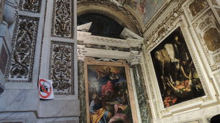 両側にカラヴァッジョの絵、真ん中にハンニバルカラッチの絵
