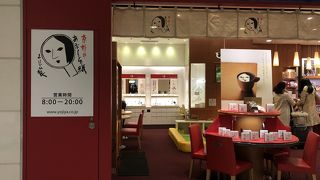 カフェも併設の店舗です