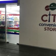 改札でた後にあるコンビニ