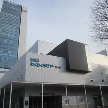 背後には創世スクエアも完成し、ますます近未来的な雰囲気。