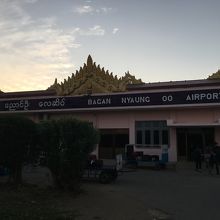 バガンの寺院風の建物