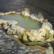 水着着用で無料で２４時間利用できる芹川の中にある露天風呂ですが、若干温いです。長湯温泉街のシンボルの１つで、人間の娘に恋をした蟹（カニ）の伝説が残る温泉です。
