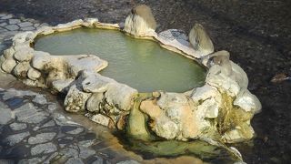 水着着用で無料で２４時間利用できる芹川の中にある露天風呂ですが、若干温いです。長湯温泉街のシンボルの１つで、人間の娘に恋をした蟹（カニ）の伝説が残る温泉です。