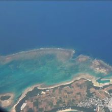 帰り1694便の座席１０K から。青いサンゴ礁がキレイです。