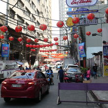 赤い提灯列が中国的です