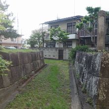 左側の石垣は本来の場所じゃない