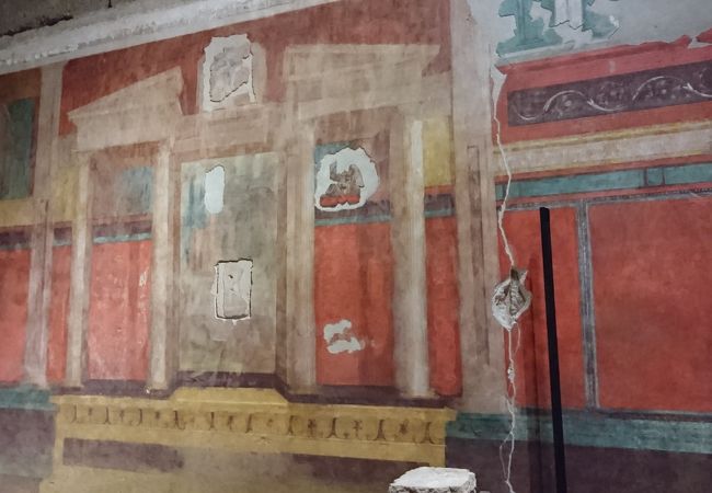 パラティーノの丘にありSUPERチケット必要だが、色鮮やかな部屋の装飾が残る古代ローマの家