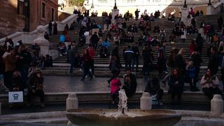ローマの休日で有名なスペイン階段がある広場、いつも観光客で混雑