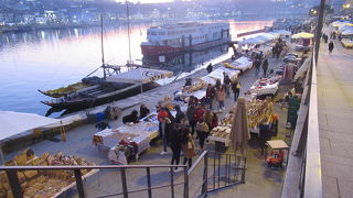 日曜日は露店も人も多かった。