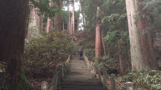 奥深い山に囲まれる