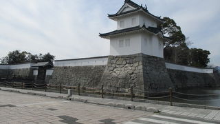 付近はきれいな公園