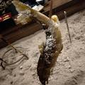 囲炉裏で焼いた魚を食べられる