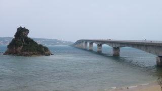 長い大橋と青い海とのコントラストが綺麗