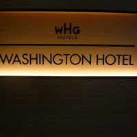 標識は、１階の飲食店街の入口の中に、入らないと判りません。