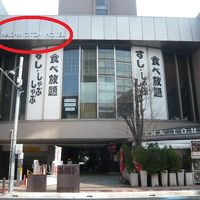 ホテルの標識は、地上からかなり高い位置にしかありません。