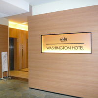 入口を入ると、ホテルの標識が確認できます。エレベーターを利用