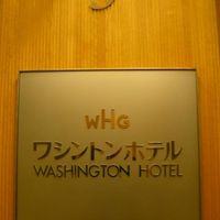 ３階に上がると、ホテルの標識が見えます。これで安心します。