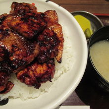 豚丼レギュラー（980円）