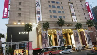 日本語の店内案内あり