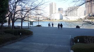 川沿いの憩いの場所