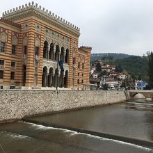 Seher Cehaja Bridgeと市庁舎