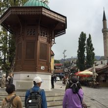 この周りにはお土産物やさんもあってツアーの場合解散するかも