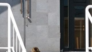 赤い屋根が目を引く