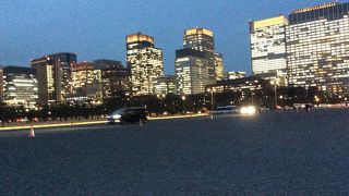 お茶会へ招かれた人たちの車で道は渋滞